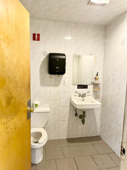 More Photos Of 908-912B Hempstead Tpke, Franklin Square Restaurant For Sale