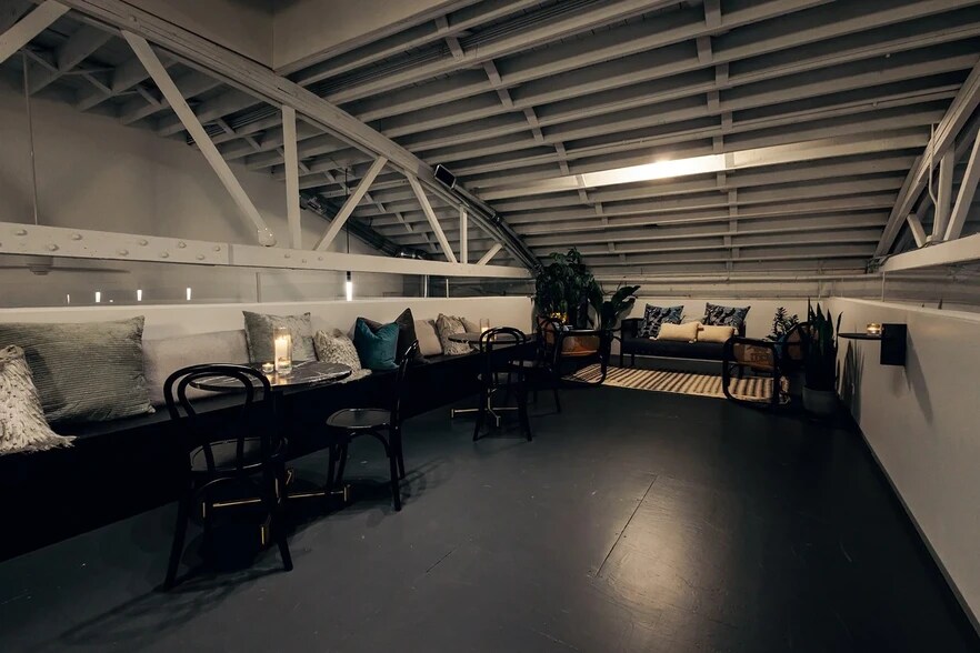 More Photos Of 3146 W Chicago Ave, Chicago Showroom For Sale