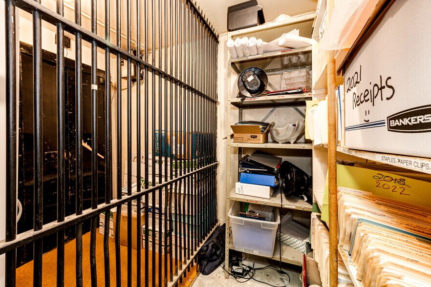 More Photos Of 228 Comanche St, Kiowa Office For Sale