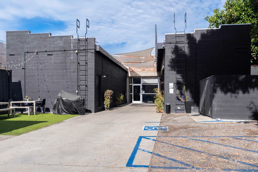 More Photos Of 1305 N Catalina St, Los Angeles Loft Creative Space For Lease