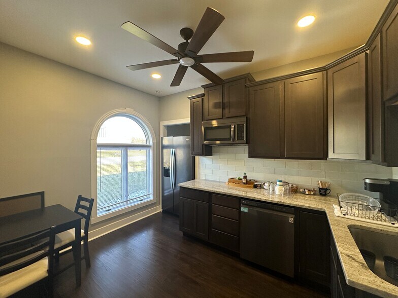 More Photos Of 35 Commercial Way, Springboro Office For Lease