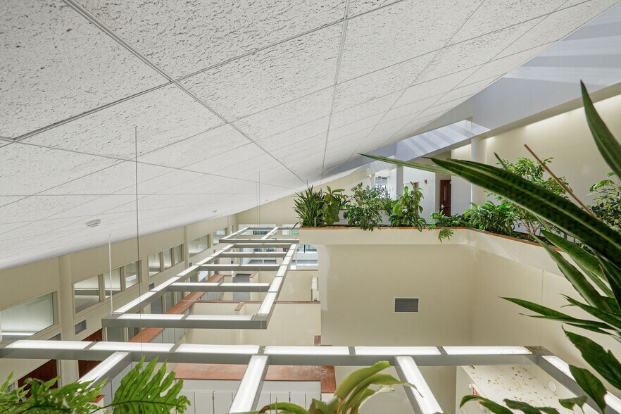 More Photos Of 2965 Ryan Dr SE, Salem Office For Sale