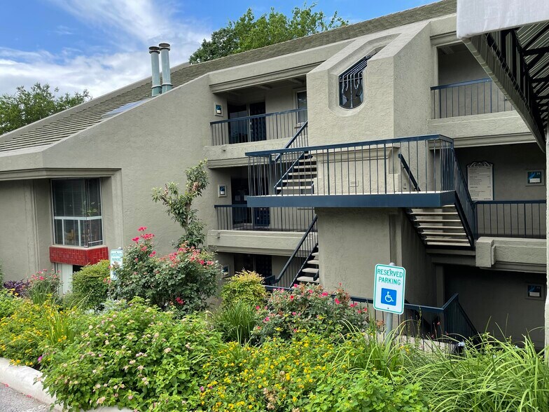 More Photos Of 2111 Dickson Dr, Austin Unknown For Lease