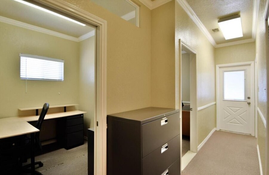 More Photos Of 606 S Harbor Ct, Granbury Office For Lease