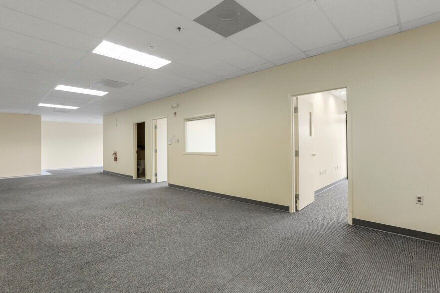 More Photos Of 15 Compass Pt, Martinsburg Office For Lease