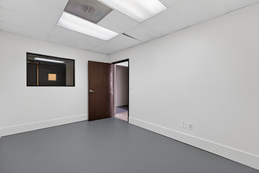 More Photos Of 8116-8144 Deering Ave, Canoga Park Warehouse For Lease