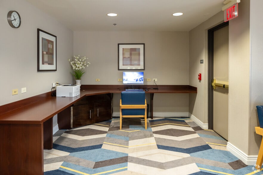 More Photos Of 1251 E American Ln, Schaumburg Hotel For Sale