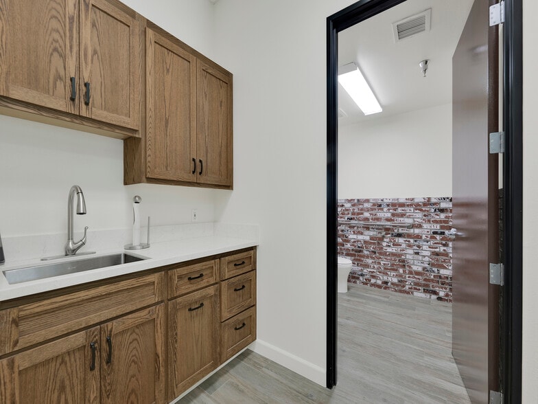 More Photos Of 1211 Flynn Rd, Camarillo Warehouse For Sale