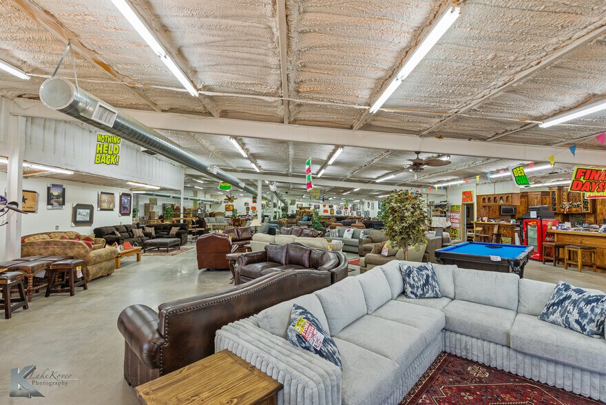 More Photos Of 302 N Access Rd, Clyde Showroom For Sale