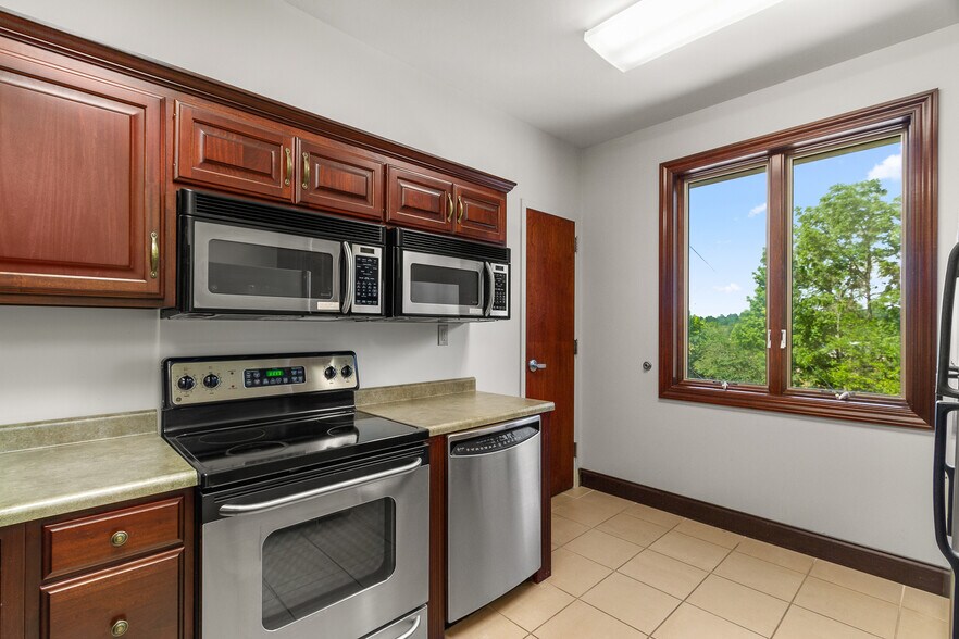 More Photos Of 1230 Lexington Ave, Mansfield Office For Lease