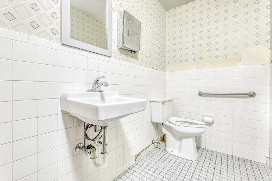 More Photos Of 8 Medical Park Dr, Pomona Medical For Sale