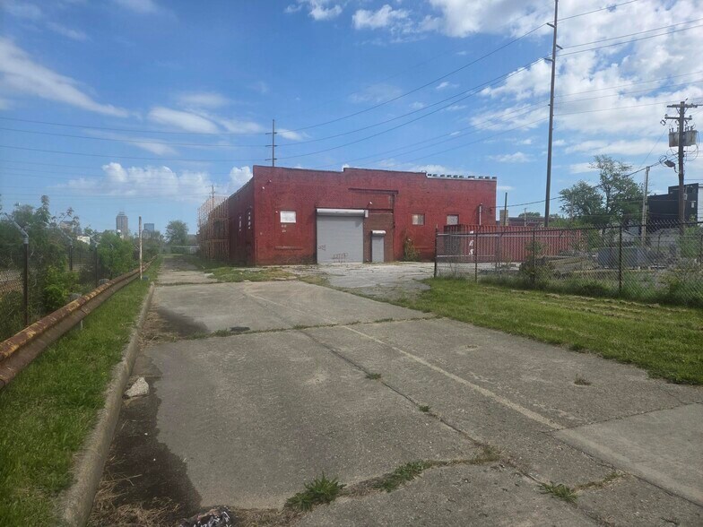 More Photos Of 1703 Madison Ave, Indianapolis Warehouse For Sale