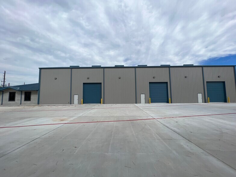 More Photos Of 18630 Intercontinental Crossing Dr, Houston Warehouse For Lease