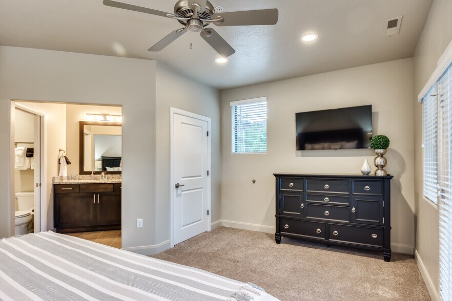 More Photos Of 1101 Zion Park Blvd, Springdale Specialty For Sale