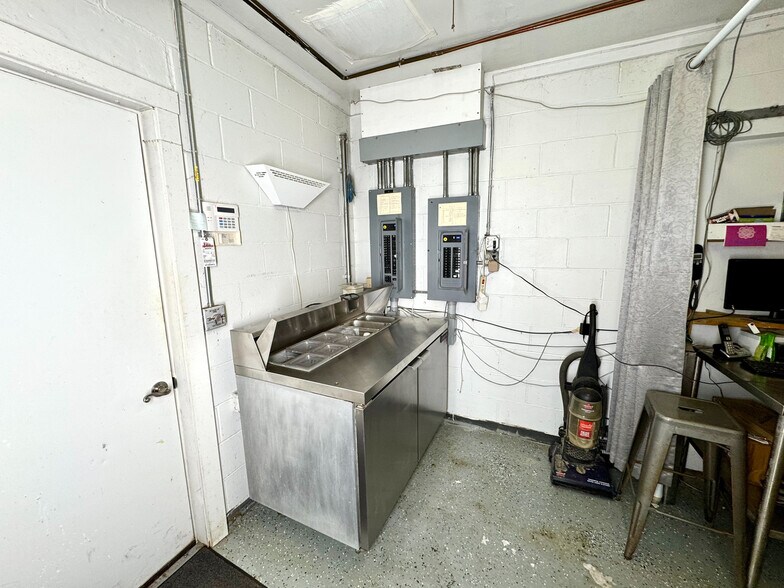More Photos Of 19510 Leatherwood Rd, Salesville Freestanding For Sale
