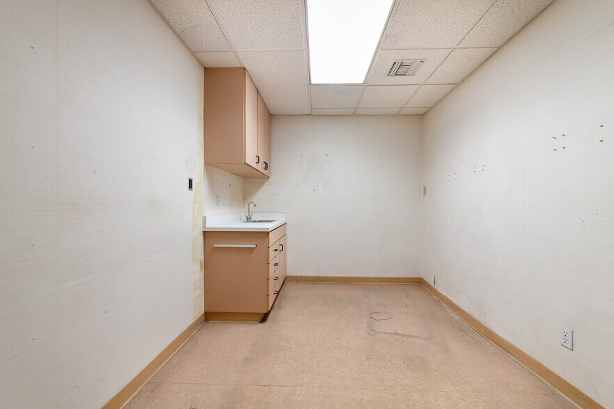 More Photos Of 14711 Princeton Ave, Moorpark Freestanding For Sale