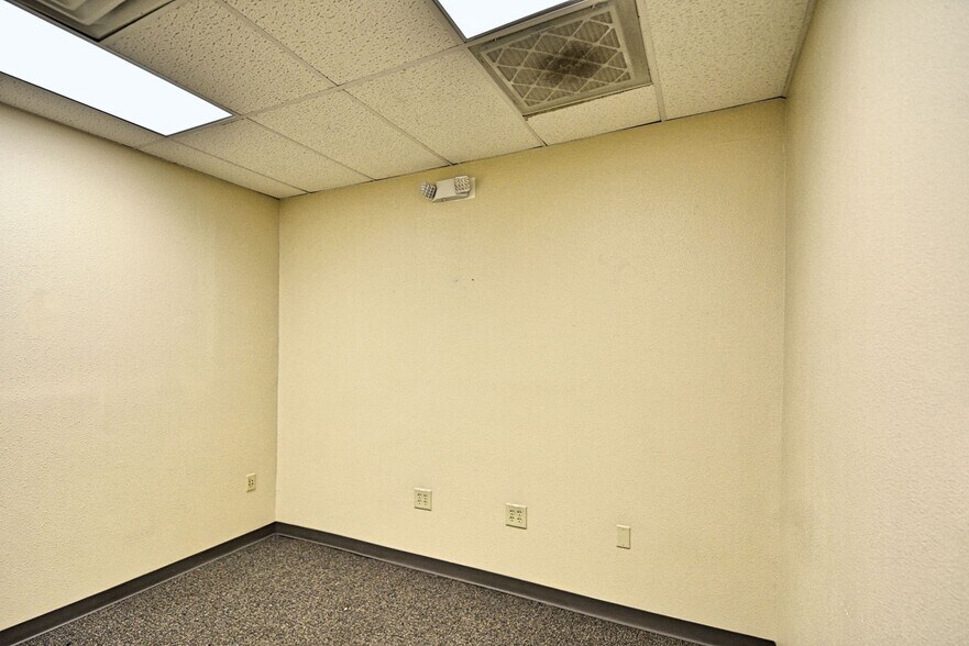 More Photos Of 109-111 N River St, Seguin Office For Sale