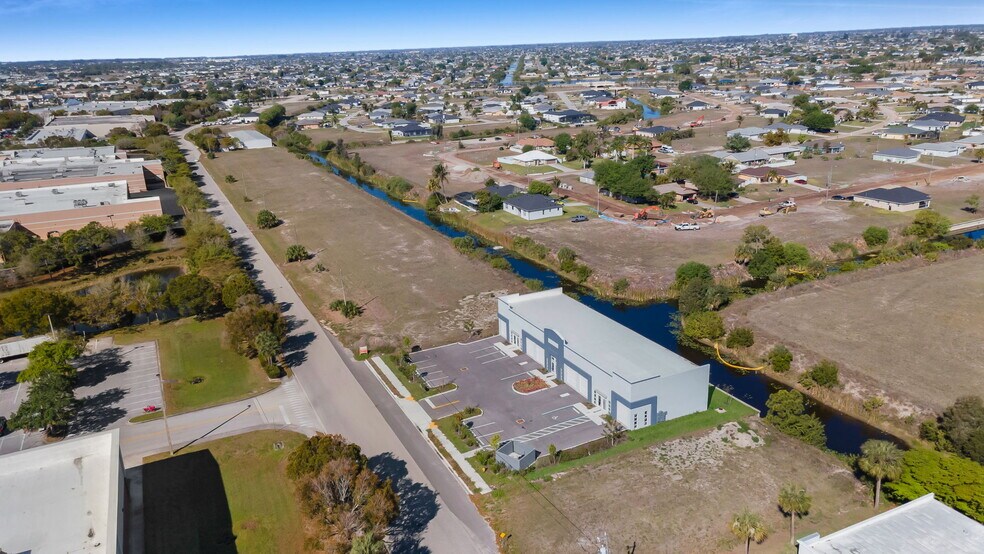 More Photos Of 1913 NE 10th Ter, Cape Coral Flex For Lease