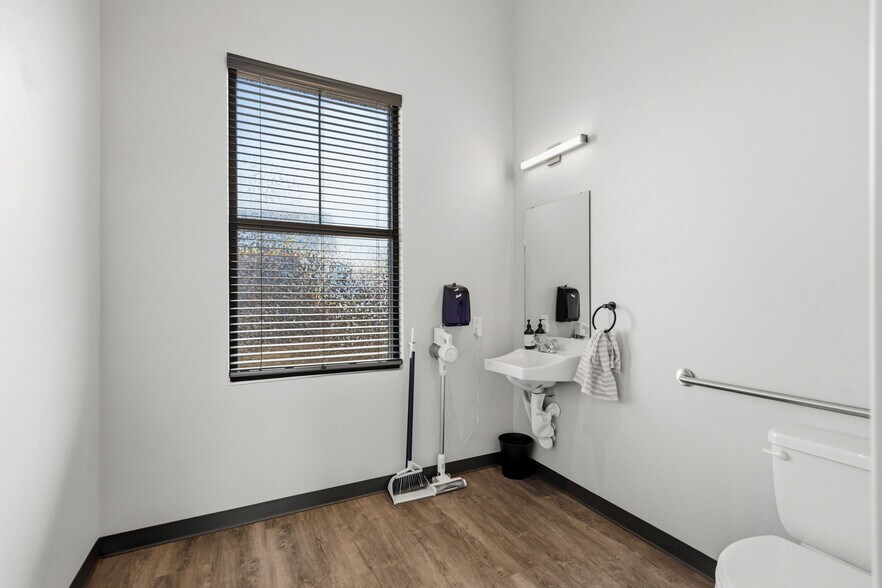 More Photos Of 1918 Jessup Dr, Fort Collins Flex For Lease