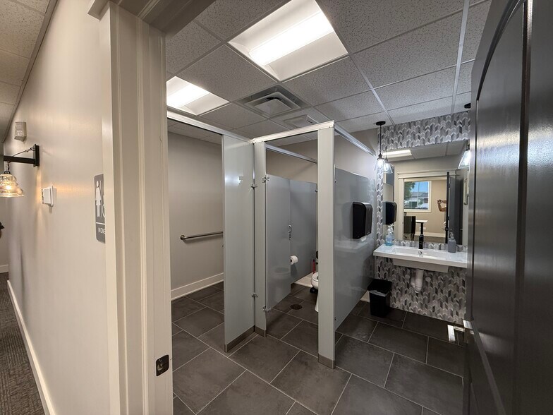 More Photos Of 804 N Front St, McHenry Office For Lease