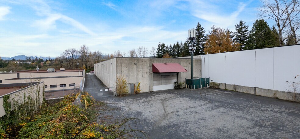 More Photos Of 6990 Greenwood St, Burnaby Light Manufacturing For Lease