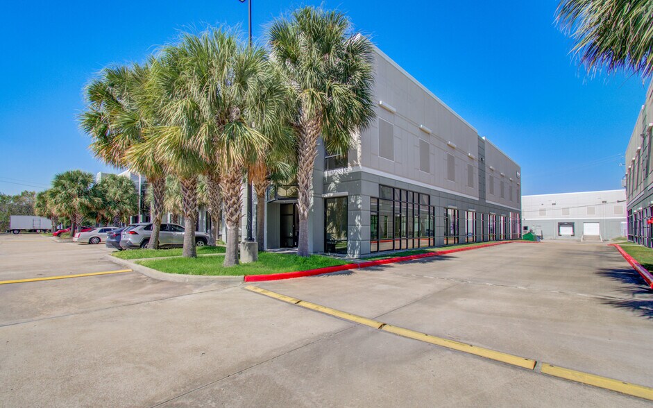 Primary Photo Of 9330 Kirby Dr, Houston Research And Development For Lease