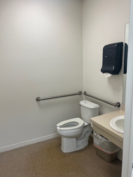 More Photos Of 12511 World Plaza Ln, Fort Myers Medical For Sale