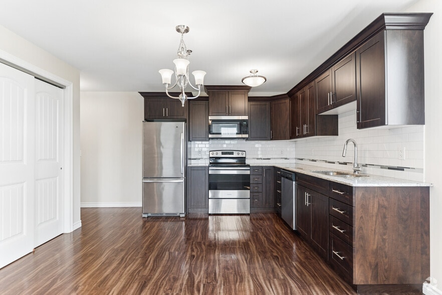 More Photos Of 550 Park Av W, Chatham Apartments For Sale