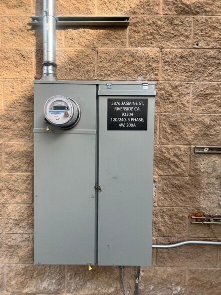 More Photos Of 5870 Jasmine St, Riverside Self Storage For Sale