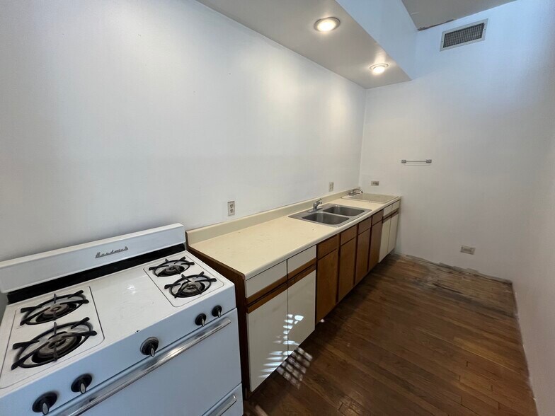 More Photos Of 2641 N Clybourn Ave, Chicago Storefront Retail Office For Lease