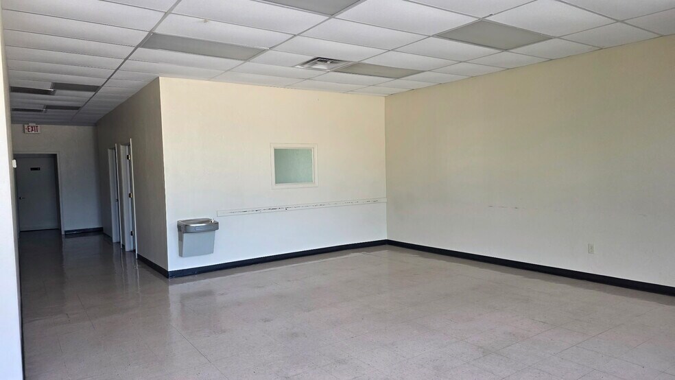 More Photos Of 430 N Berry Rd, Norman General Retail For Lease