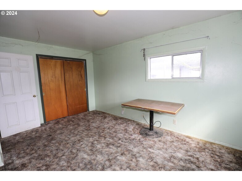 More Photos Of 501 NW Douglas Blvd, Winston General Retail For Sale