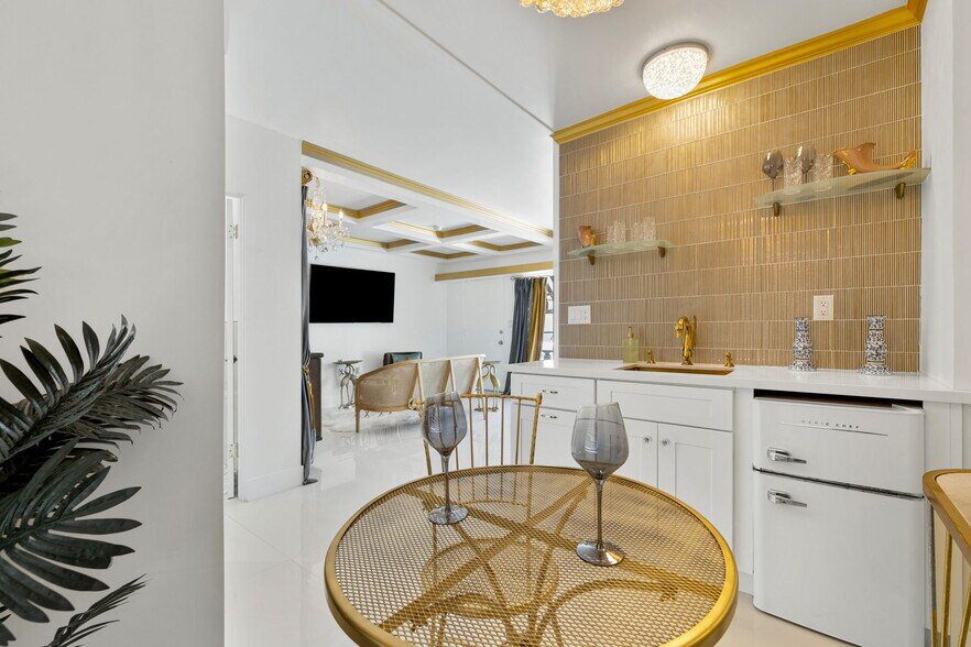 More Photos Of 120 W Vereda Sur, Palm Springs Hotel For Sale