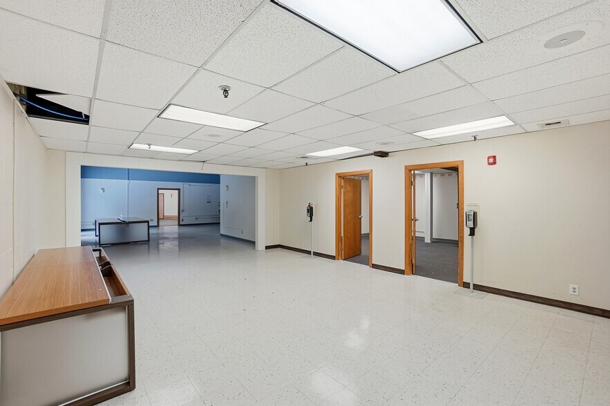 More Photos Of 110 W Leffel Ln, Springfield Service For Lease