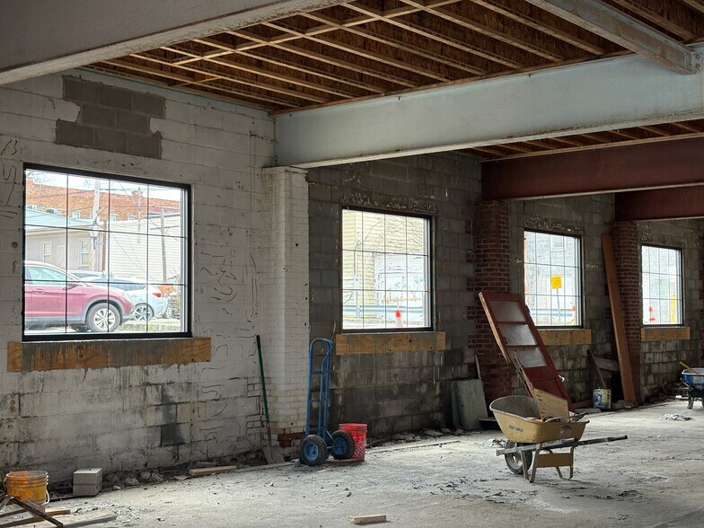 More Photos Of 517-519 Columbia St, Hudson Showroom For Sale