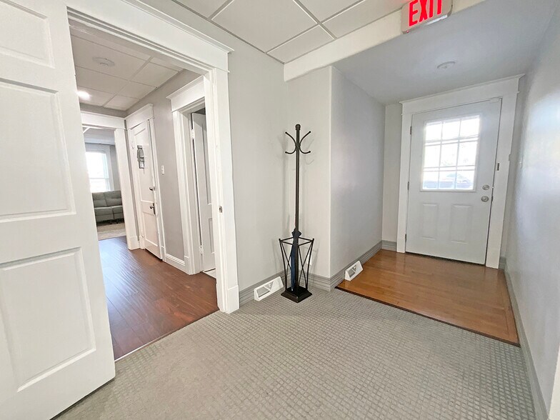 More Photos Of 1216 S Broadway, Lexington Office For Lease