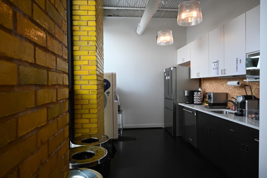 More Photos Of 40700 Woodward Ave, Bloomfield Hills Office For Sale