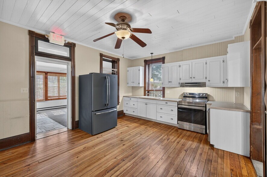 More Photos Of 330 Mahoning St, Milton Office For Sale