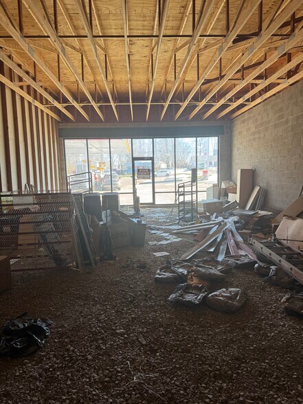 More Photos Of 895 S State St, North Vernon Service Station For Lease