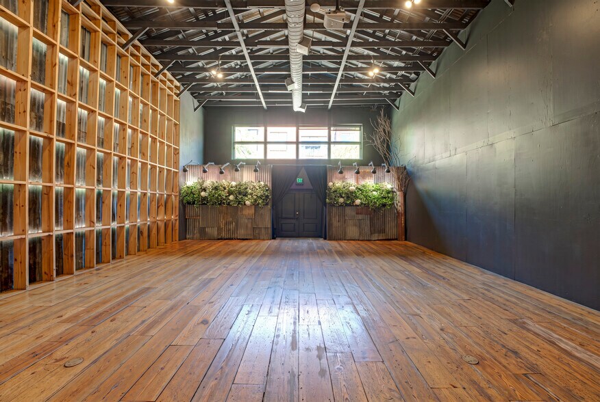 More Photos Of 1013 E 15th St, Plano Storefront For Sale