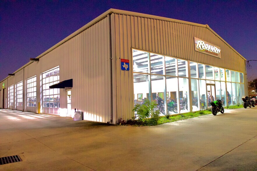 More Photos Of 14902 N Fwy Service Rd, Houston Freestanding For Lease