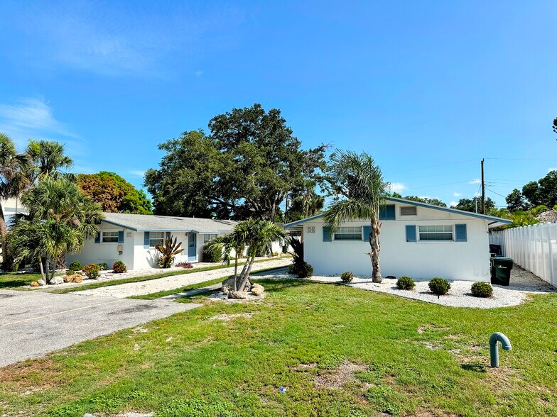 More Photos Of 2029 Sandrala Dr, Sarasota Apartments For Sale