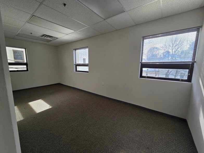 More Photos Of 38 Montvale Ave, Stoneham Office For Lease