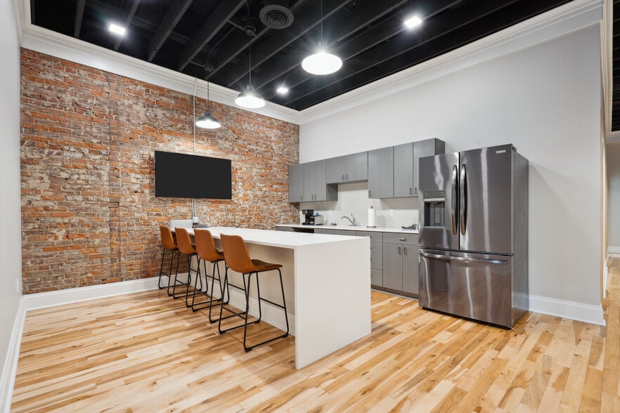 More Photos Of 212-218 E 4th St, Waterloo Loft Creative Space For Sale