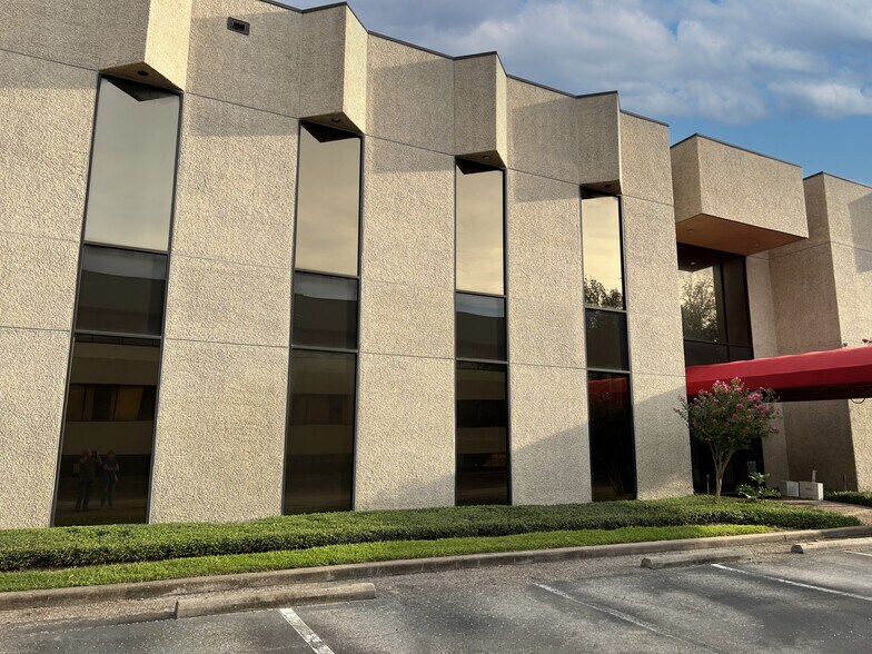 More Photos Of 909 Dairy Ashford Rd, Houston Office For Lease