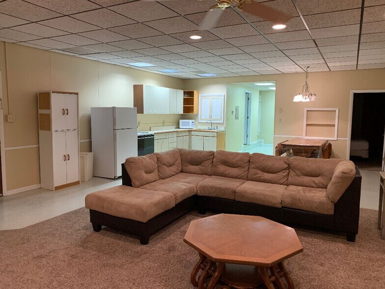 More Photos Of 301 S 7th St, Quincy Light Distribution For Sale