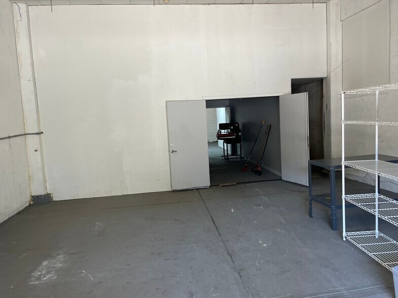 More Photos Of 87-89 Garden St, Westbury Warehouse For Lease