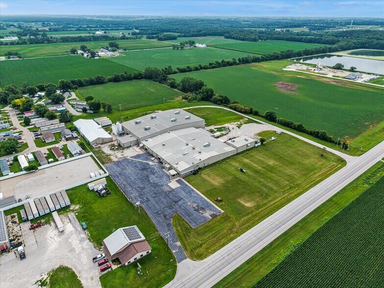 More Photos Of 202 1st St S, Kalona Manufacturing For Sale