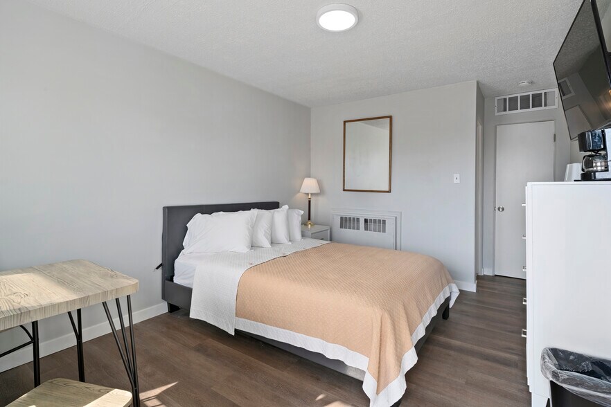 More Photos Of 1411 9th St, Rock Springs Hotel For Sale