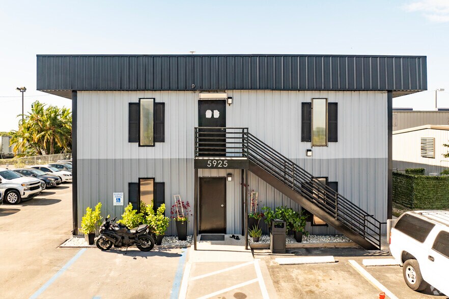 More Photos Of 5925 E Dr Martin Luther King Jr Blvd, Tampa Office For Lease